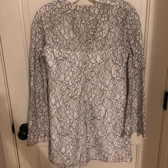 beautifully detailed lace dress - Picture 3 of 7